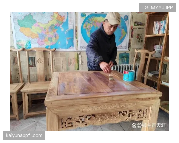 庞伟家里那张餐桌，看着比我整个月工资还贵，刷到图我瞬间懵了