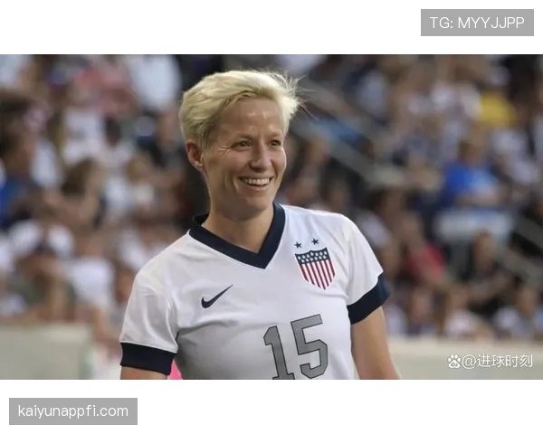 梅根·拉皮诺又在豪宅角落拍照，连杯咖啡看着都比我一个月工资夸张